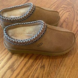 Womens Ugg Tasman slippers new in box chestnut color
